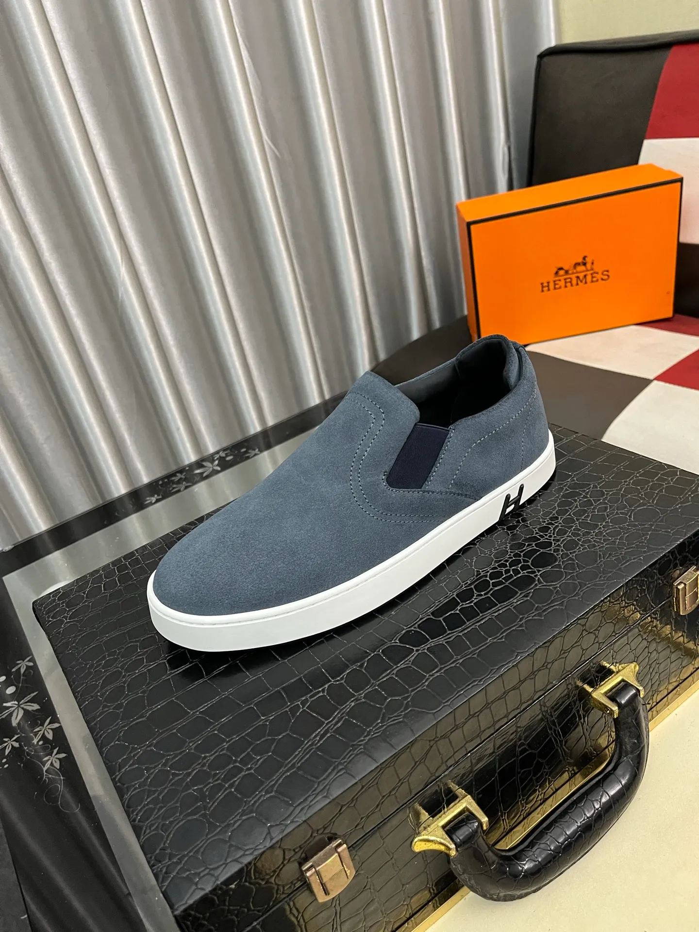 Men's Men's Shoes💰458⌚️⌚️HERMES/Hermès Hugo sneakers are casual men's shoes. These sneakers are made of imported first-layer cowhide leather and breathable mesh design. The contrasting color design creates a dynamic and modern shape. The front end of the toe is decorated with natural-color rubber inlays, making it novel and fashionable. The texture is incomparable, with cowhide lining and cowhide foot pads, the upper foot is comfortable and breathable, and the rubber sole is decorated with geometric patterns and iconic "H" details. A very personal one! Size: 38-44